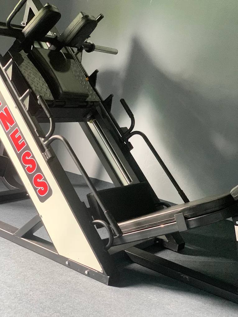 Plate-loaded leg machine